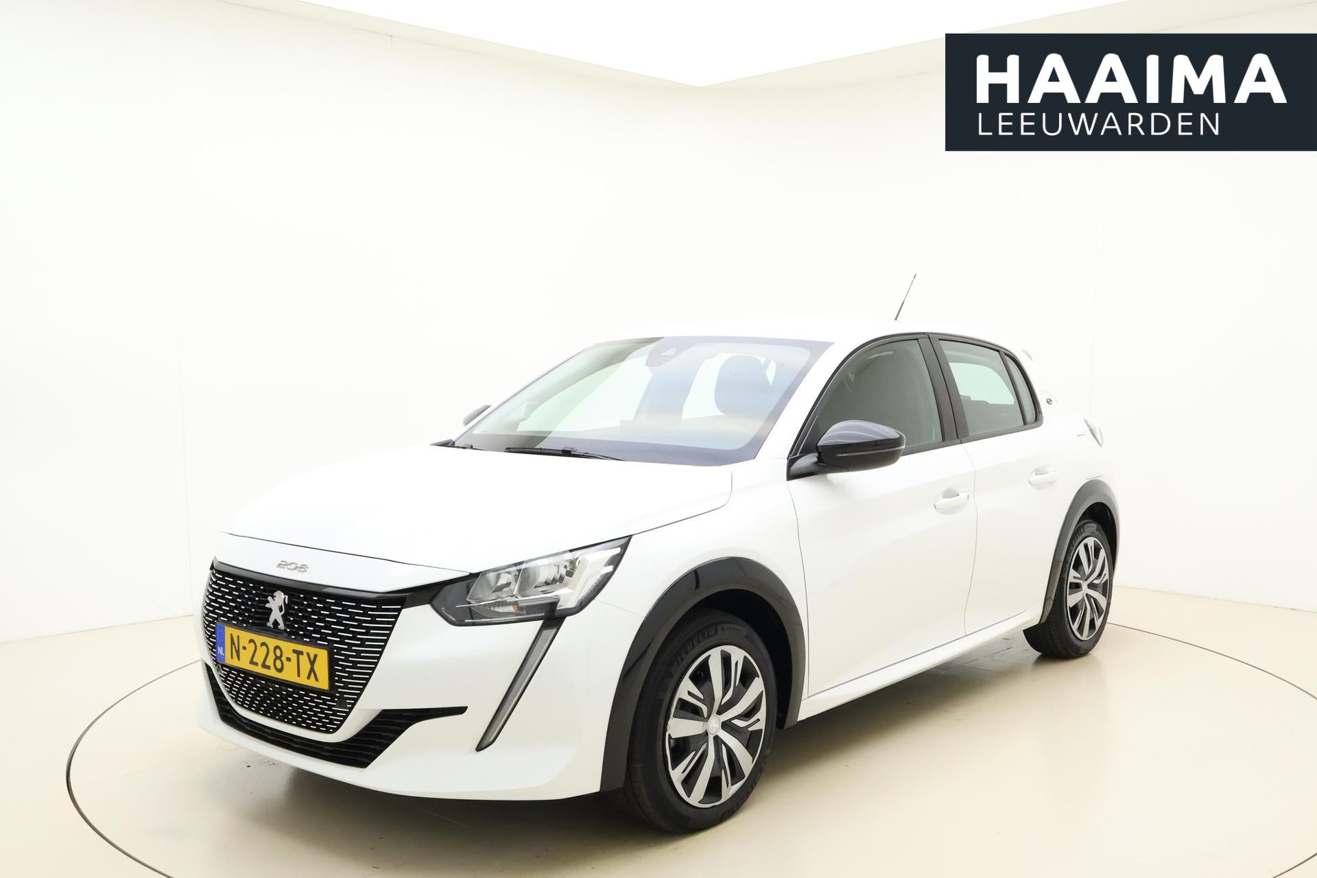 Peugeot e-208